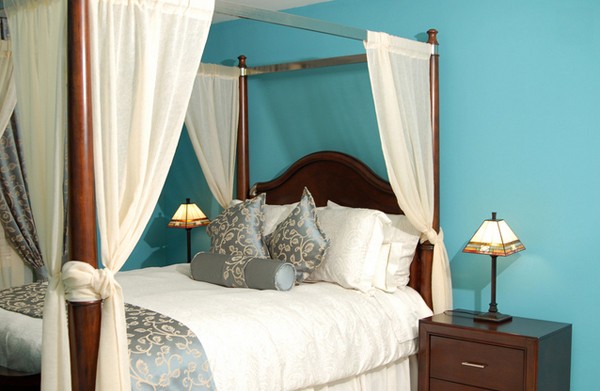 Phòng ngủ tinh tế với màu rubi xanh