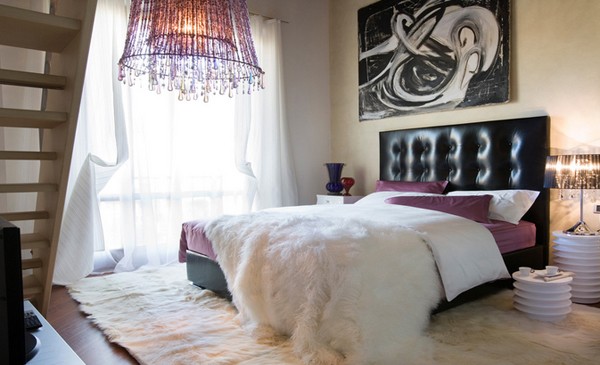 Phòng ngủ thanh lịch với bộ ba đen, trắng và tím