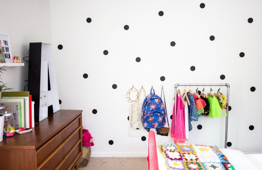 phòng ngủ dễ thương với họa tiết chấm bi