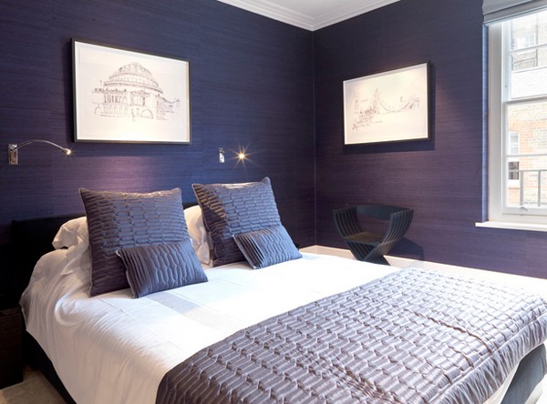 Phòng ngủ thanh lịch với bộ ba đen, trắng và tím