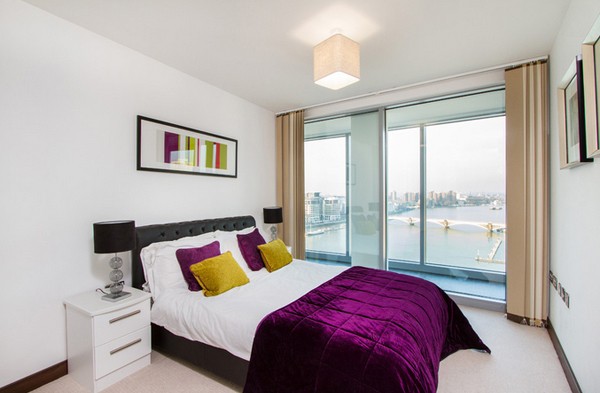 Phòng ngủ thanh lịch với bộ ba đen, trắng và tím