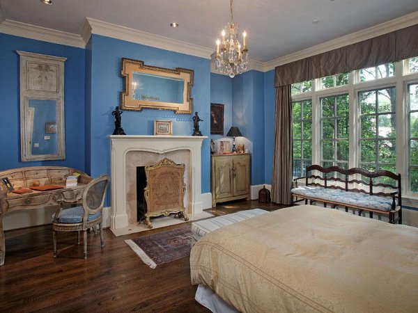 Phòng ngủ phong cách châu âu với lò sưởi