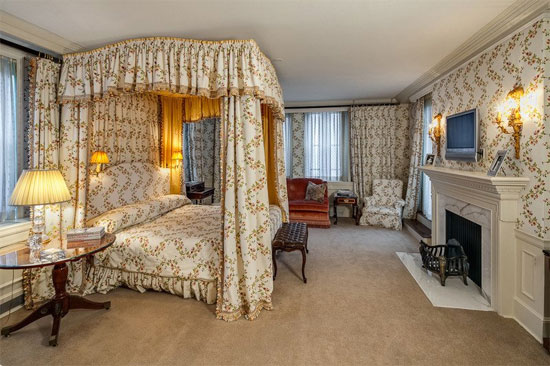 Phòng ngủ phong cách châu âu với lò sưởi