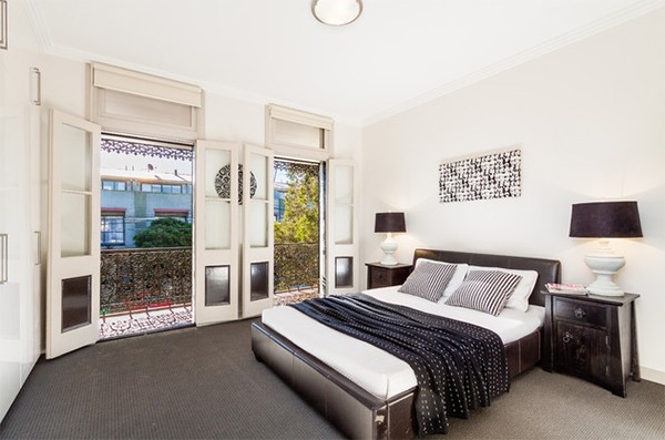 Giường da đen đầy quyến rũ